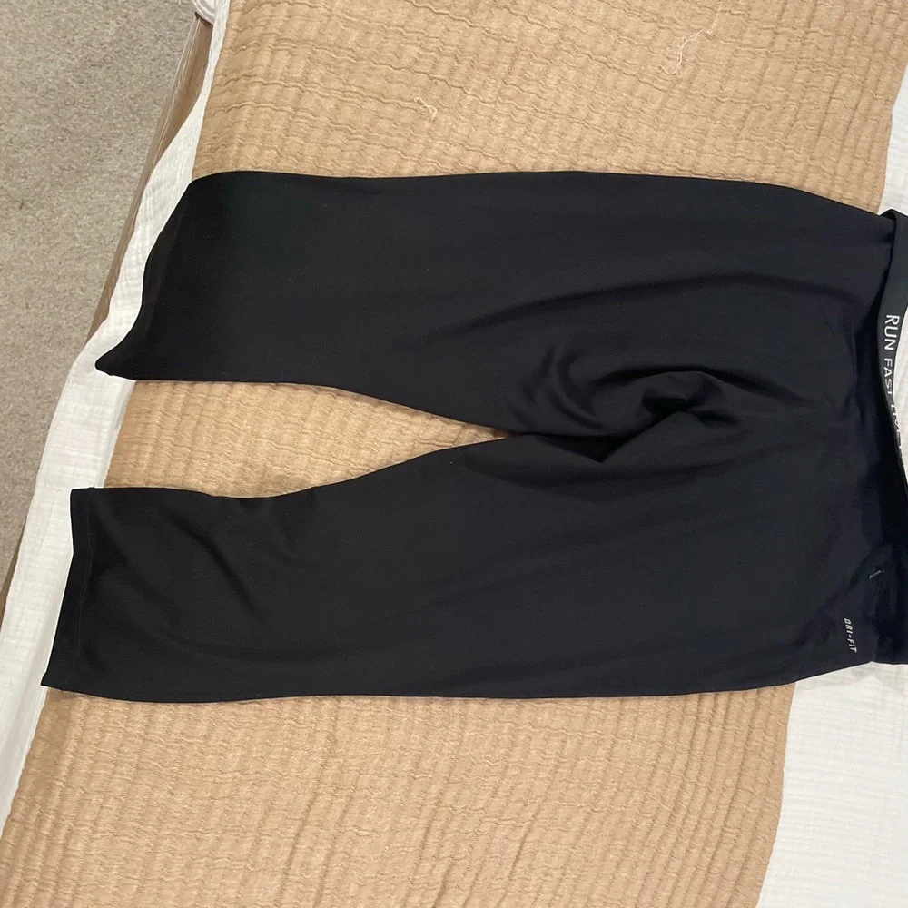 Nike Black women's Capri athletic Leggings